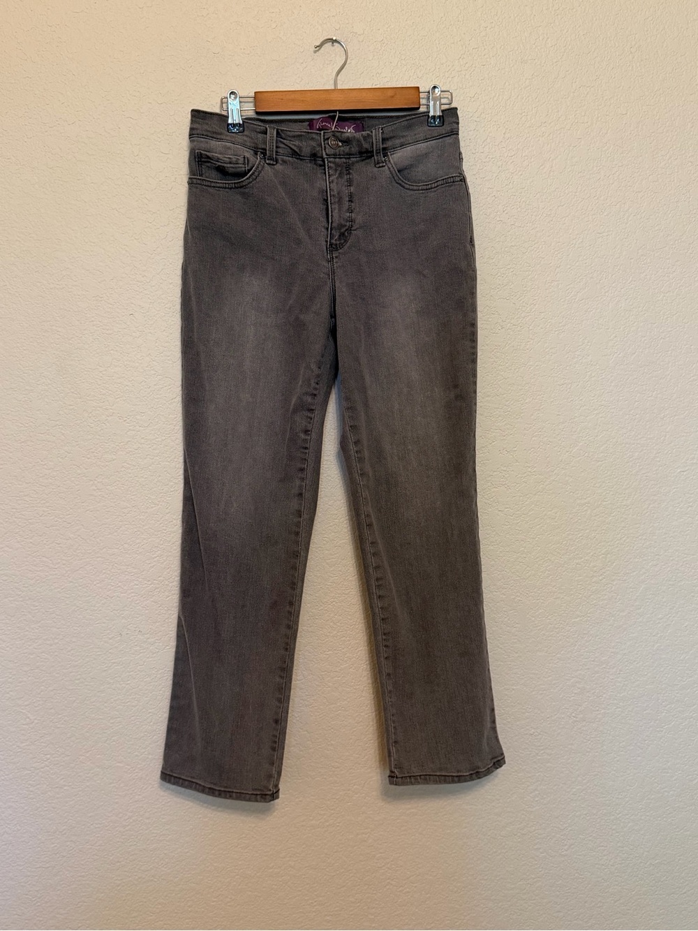 Gloria Vanderbilt Amanda Gray Wash Classic Straight Leg Jeans Women's Size 6S.